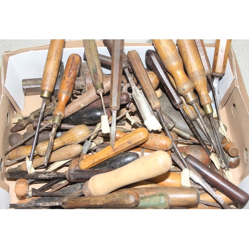 807 - Qty of assorted wood carving chisels and other smaller carpentry tools