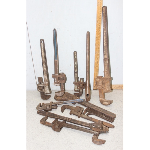 810 - Qty of assorted spanners, some adjustable, with very large examples