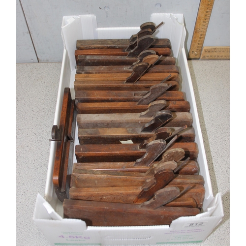 812 - A large qty of assorted wooden molding planes