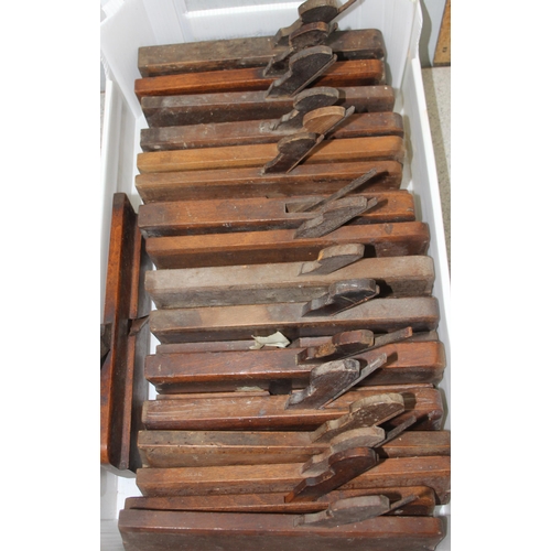 812 - A large qty of assorted wooden molding planes