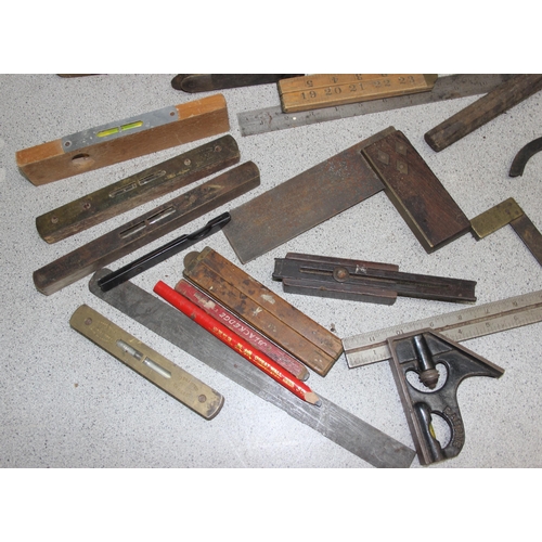 816 - Qty of vintage wooden rulers, spirit levels etc