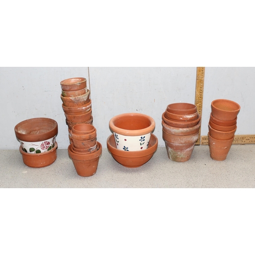 348 - Qty of small terracotta garden pots, largest measures approx 16cm tall