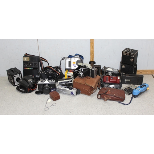 668 - Qty of vintage cameras to include a Fujica ST605N and a Polaroid land camera