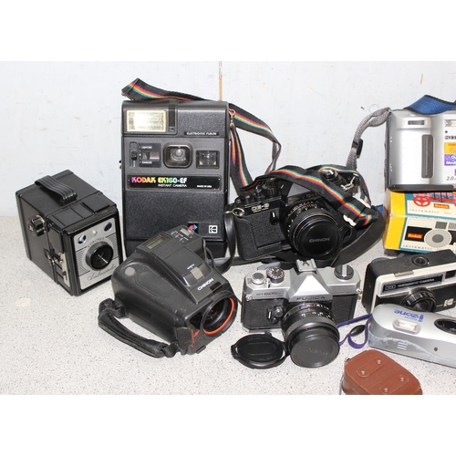 668 - Qty of vintage cameras to include a Fujica ST605N and a Polaroid land camera