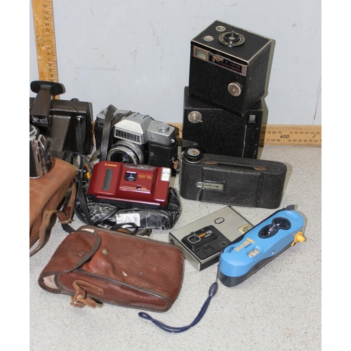 668 - Qty of vintage cameras to include a Fujica ST605N and a Polaroid land camera