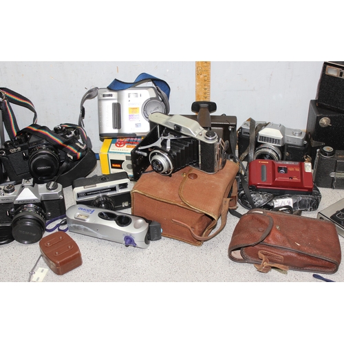 668 - Qty of vintage cameras to include a Fujica ST605N and a Polaroid land camera