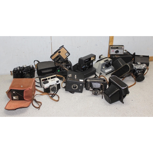 669 - Qty of vintage cameras to include a Kodak Instamatic 204 camera and a Vest pocket Kodak series 3