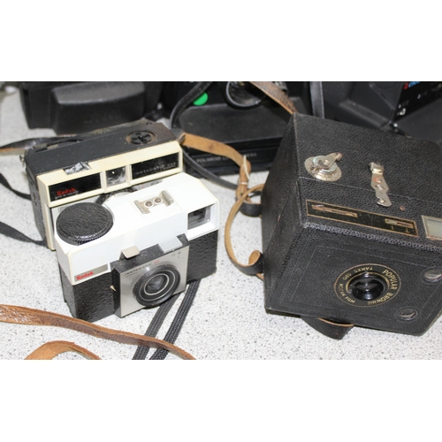 669 - Qty of vintage cameras to include a Kodak Instamatic 204 camera and a Vest pocket Kodak series 3