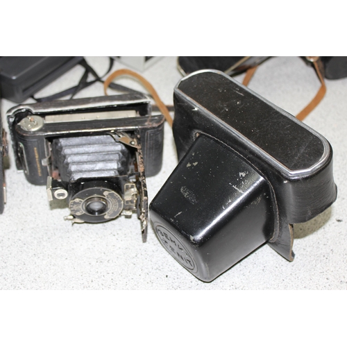 669 - Qty of vintage cameras to include a Kodak Instamatic 204 camera and a Vest pocket Kodak series 3