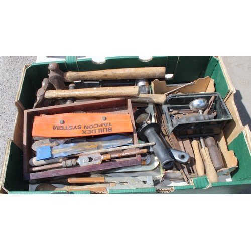 826 - Qty of mixed tools to inc hammers and chisels