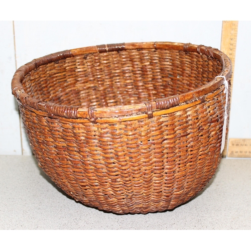 292 - A vintage round hand made wicker basket, approx 37cm in diameter