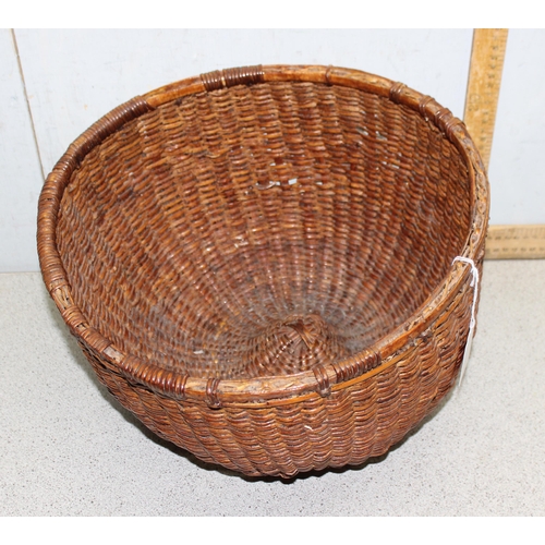 292 - A vintage round hand made wicker basket, approx 37cm in diameter