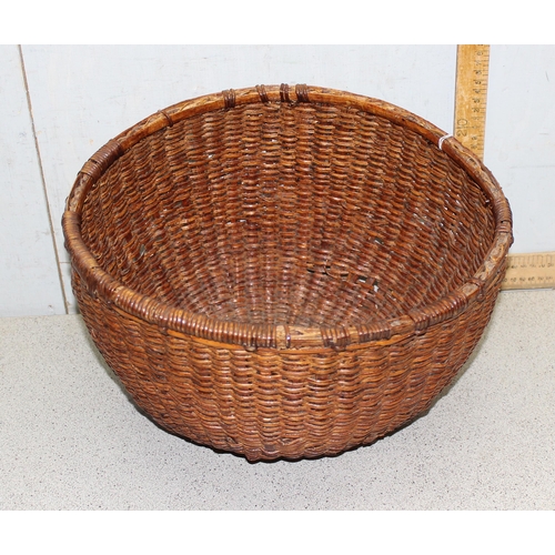 292 - A vintage round hand made wicker basket, approx 37cm in diameter