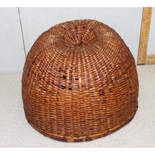 292 - A vintage round hand made wicker basket, approx 37cm in diameter