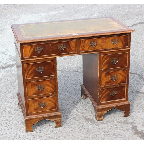 168 - A small antique style pedestal desk with green leather top and 8 drawers, approx 92cm wide x 50cm de... 