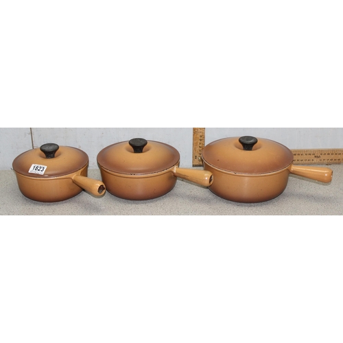 1823 - 3 Le Creuset cast iron saucepans with lids, graduated sizes, largest approx 22cm in diameter