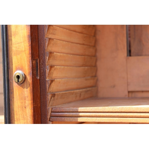 45A - A superb quality early 19th century mahogany bookcase with cupboard separated with 2 drawers, with f... 