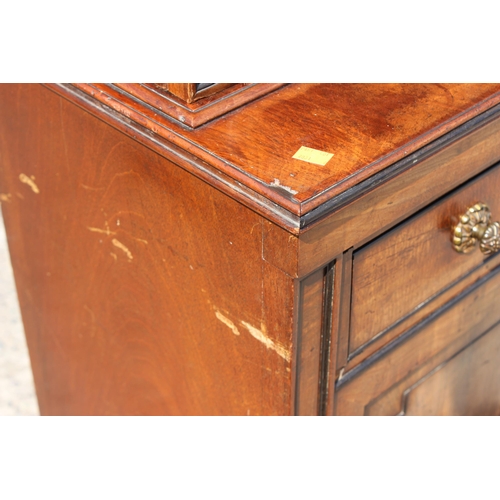 45A - A superb quality early 19th century mahogany bookcase with cupboard separated with 2 drawers, with f... 