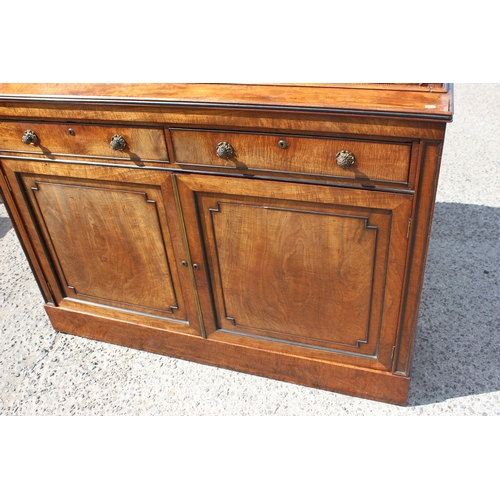 45A - A superb quality early 19th century mahogany bookcase with cupboard separated with 2 drawers, with f... 