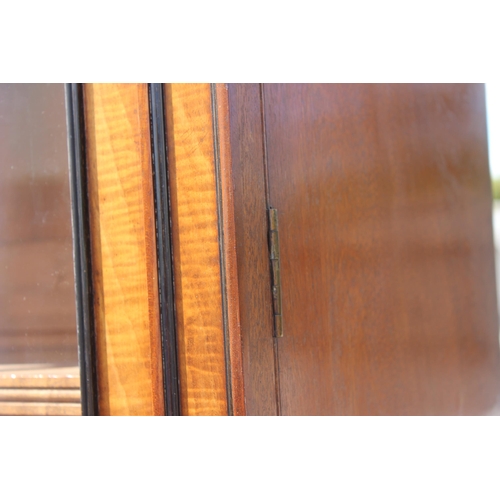 45A - A superb quality early 19th century mahogany bookcase with cupboard separated with 2 drawers, with f... 