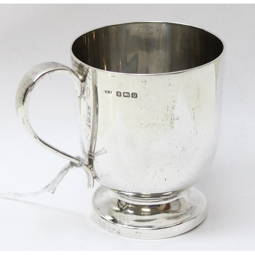 1032 - A heavy gauge silver christening mug, Birmingham 1940 by Ernest Hayward, approx 75mm tall, approx 15... 