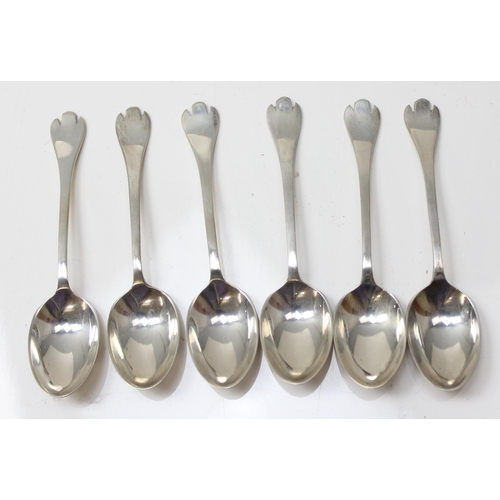 1066 - A boxed set of 6 silver tea spoons in the form of 1686 James II silver dog nose spoons, Sheffield 19... 