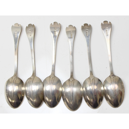 1066 - A boxed set of 6 silver tea spoons in the form of 1686 James II silver dog nose spoons, Sheffield 19... 