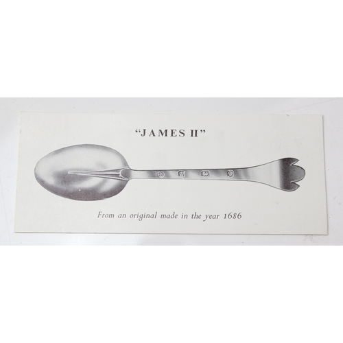 1066 - A boxed set of 6 silver tea spoons in the form of 1686 James II silver dog nose spoons, Sheffield 19... 