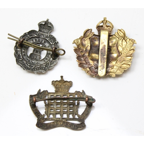 1411 - 3 rare vintage military cap badges, Isle of Wight Rifles, Royal Gloucestershire Hussars & Lincolnshi... 