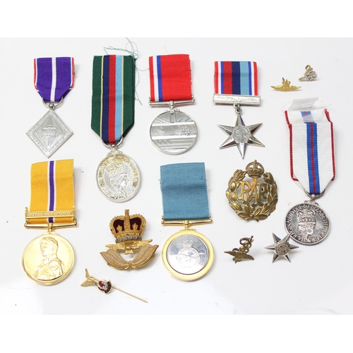 1445 - Qty of assorted militaria, medals and badges, mainly RAF related, Veterans medal named to 5032710 F/... 