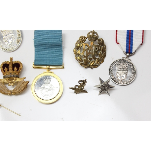 1445 - Qty of assorted militaria, medals and badges, mainly RAF related, Veterans medal named to 5032710 F/... 