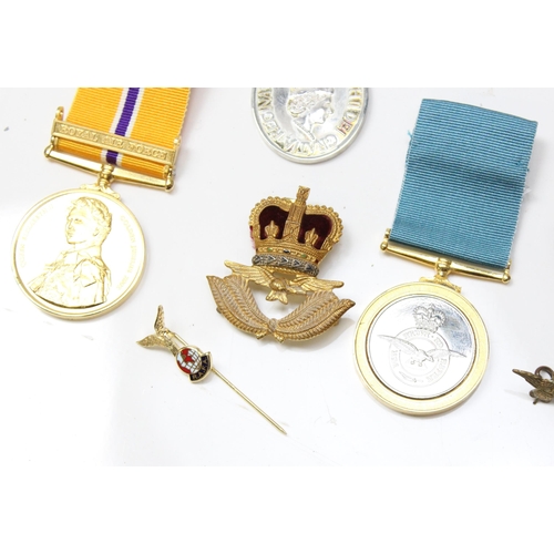 1445 - Qty of assorted militaria, medals and badges, mainly RAF related, Veterans medal named to 5032710 F/... 