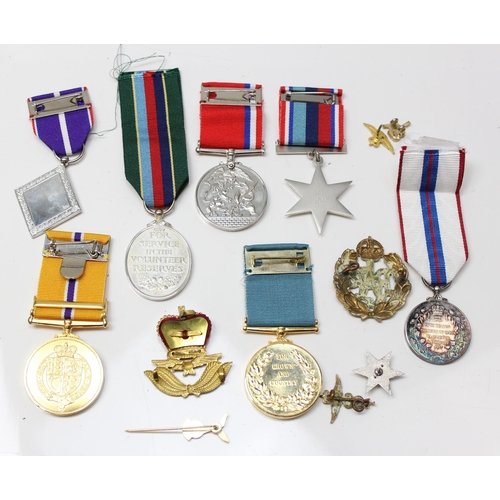 1445 - Qty of assorted militaria, medals and badges, mainly RAF related, Veterans medal named to 5032710 F/... 