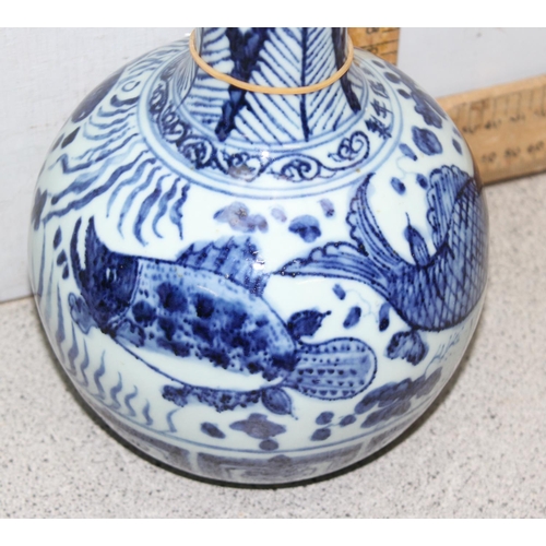 1666 - An antique style Chinese blue and white vase decorated with fish, approx 25cm tall