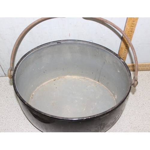 326 - A vintage enamelled metal cooking pot with lid, approx 39cm wide