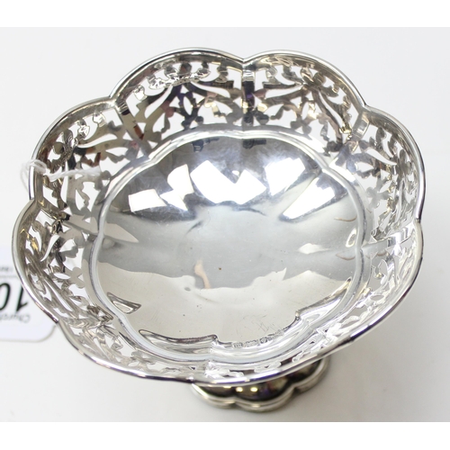 1039 - A small pierced silver bonbon dish, Birmingham 1911 by Alexander Clarke Co, approx 12cm in diameter,... 