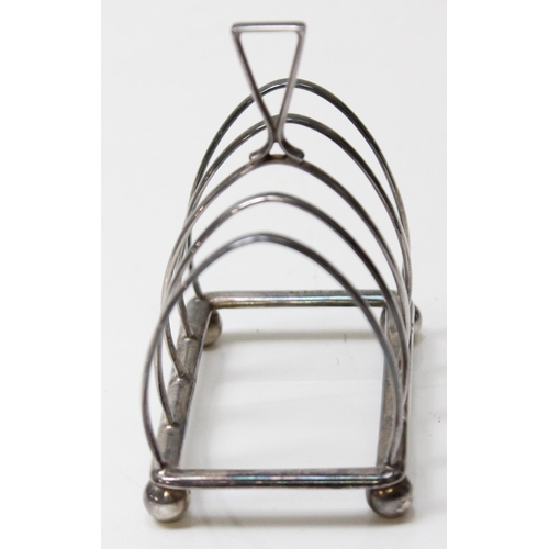 1040 - An Art Deco period silver 4 slice toast rack, London 1938 by Robert Pringle, approx 49.67g gross