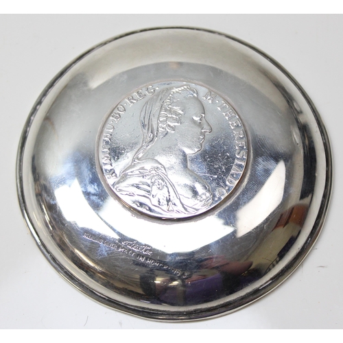 1042 - A Hong Kong silver pin dish by Wai Kee, with inset Thaler coin, approx 85mm in diameter, approx 62.1... 