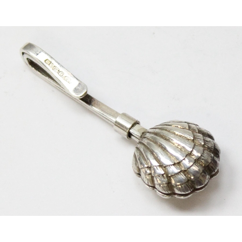 1043 - A small silver shell shaped napkin clip or holder, London 2002 by CC