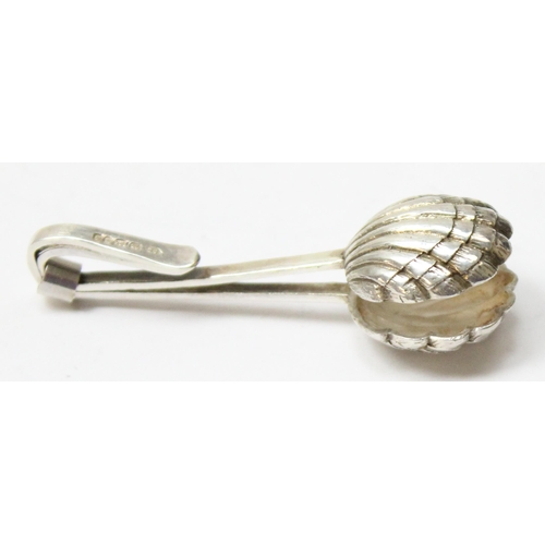 1043 - A small silver shell shaped napkin clip or holder, London 2002 by CC