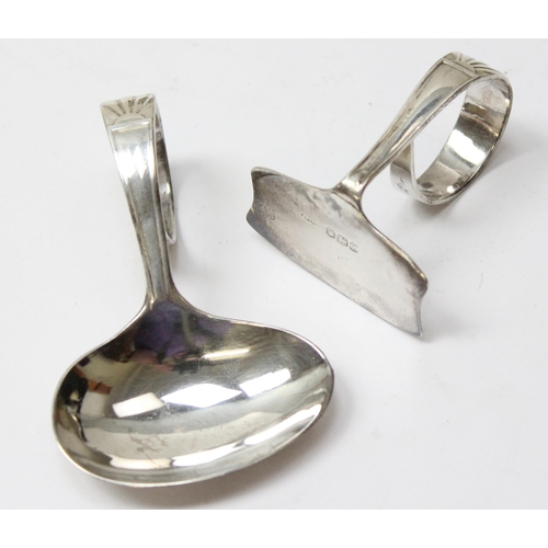 1049 - A boxed silver christening set, spoon and pusher with Art Deco sunburst design, Sheffield 1942 by Le... 