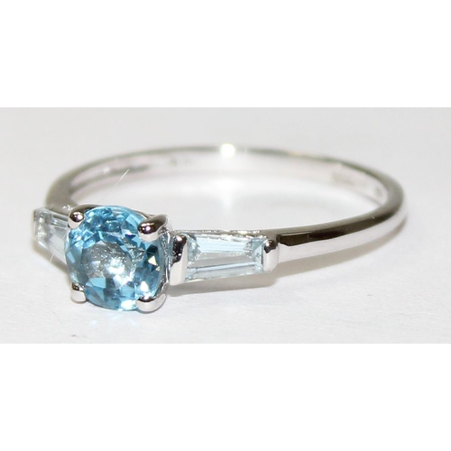 1116 - 9ct white gold ring set with a central blue stone, likely a Topaz and flanked by 2 baguette cut whit... 