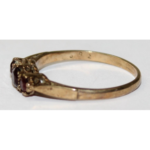 1117 - 9ct gold ring set with a trio of garnets, Birmingham 1978, approx size Q, approx 1.77g gross