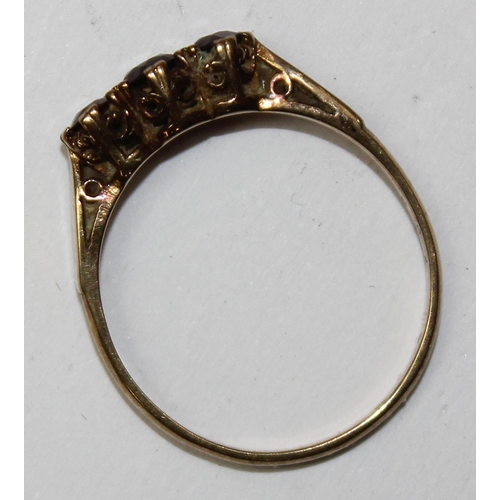 1117 - 9ct gold ring set with a trio of garnets, Birmingham 1978, approx size Q, approx 1.77g gross