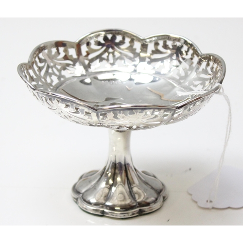 1039 - A small pierced silver bonbon dish, Birmingham 1911 by Alexander Clarke Co, approx 12cm in diameter,... 