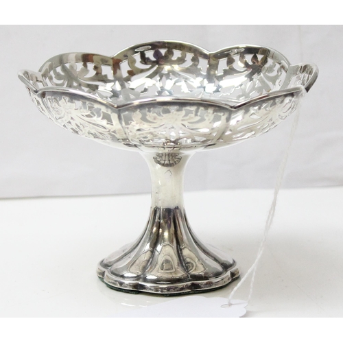 1039 - A small pierced silver bonbon dish, Birmingham 1911 by Alexander Clarke Co, approx 12cm in diameter,... 