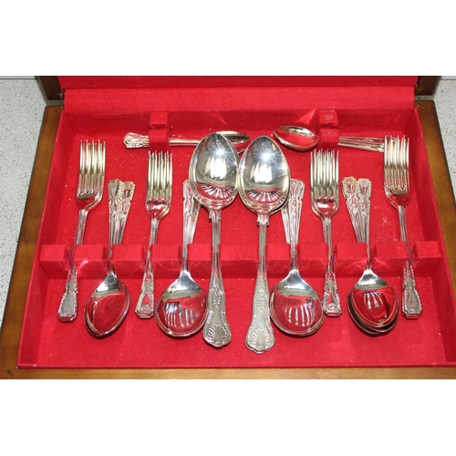 1069 - Sheffield silver plated 6 place canteen of cutlery in wooden box, seemingly complete and unused