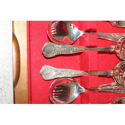 1069 - Sheffield silver plated 6 place canteen of cutlery in wooden box, seemingly complete and unused