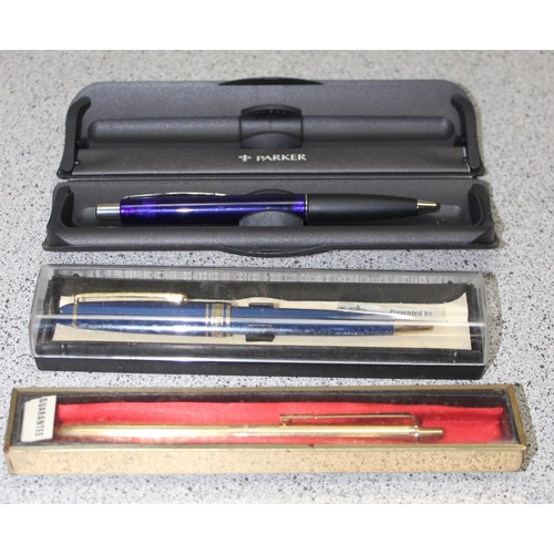 1651 - A large qty of assorted fountain pens, other pens and writing items to inc Parker, Rotring etc