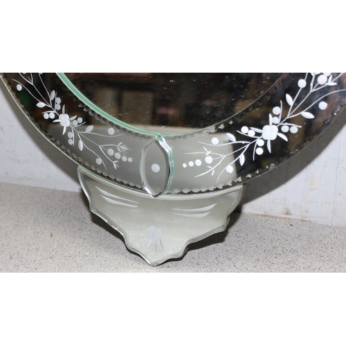 495 - A decorative Venetian style wall mirror, approx 77cm x 42cm